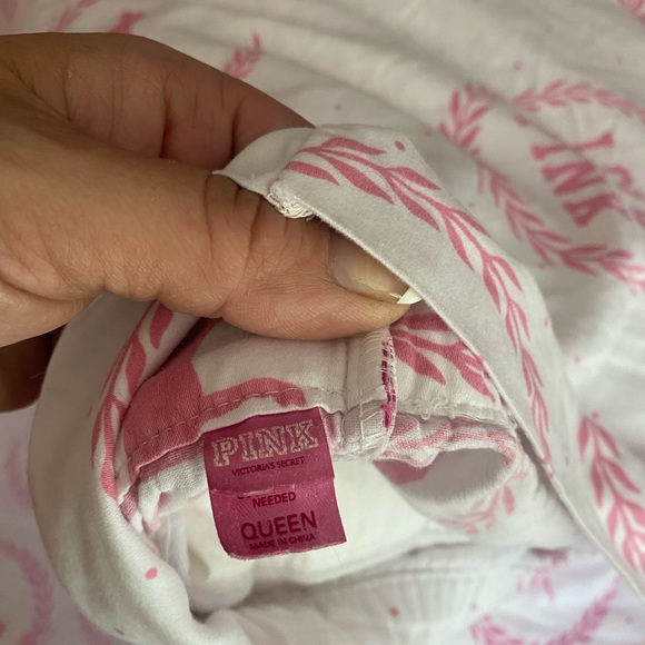 VS PINK MONOGRAM SHEET SET - QUEEN - Picture 3 of 3